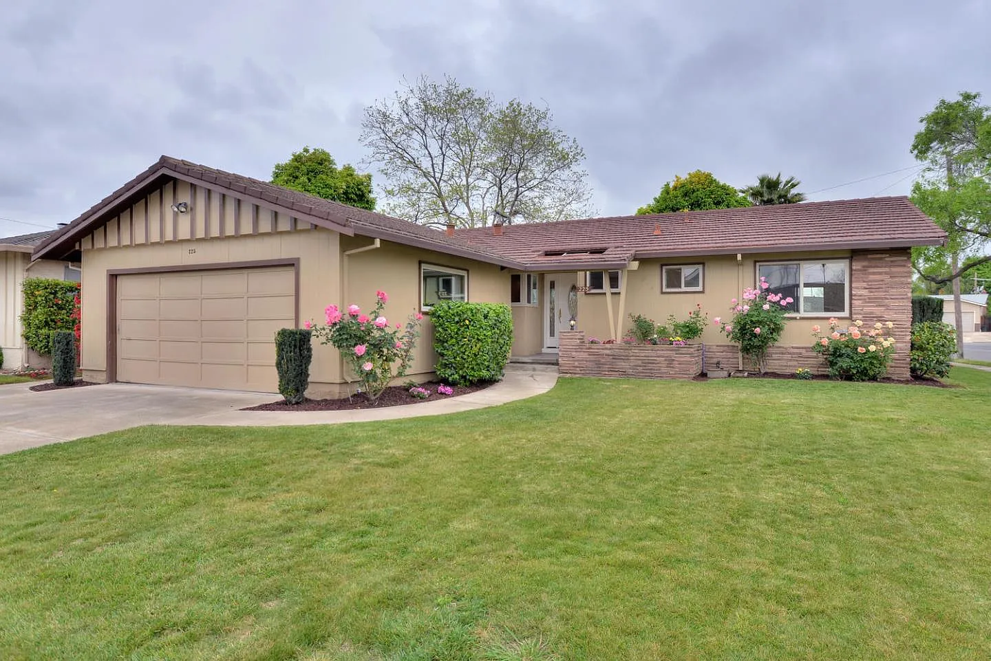 225 Radford Dr photo 1