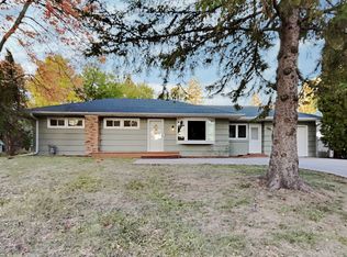 2551 Charlotte St, Roseville, MN 55113