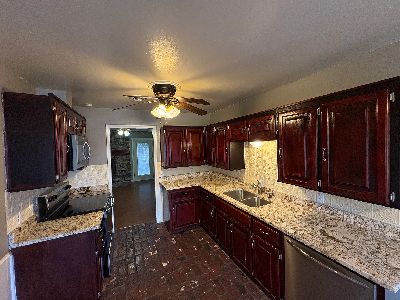 4 bed, 1630 sqft, $1,800 — Photo 3