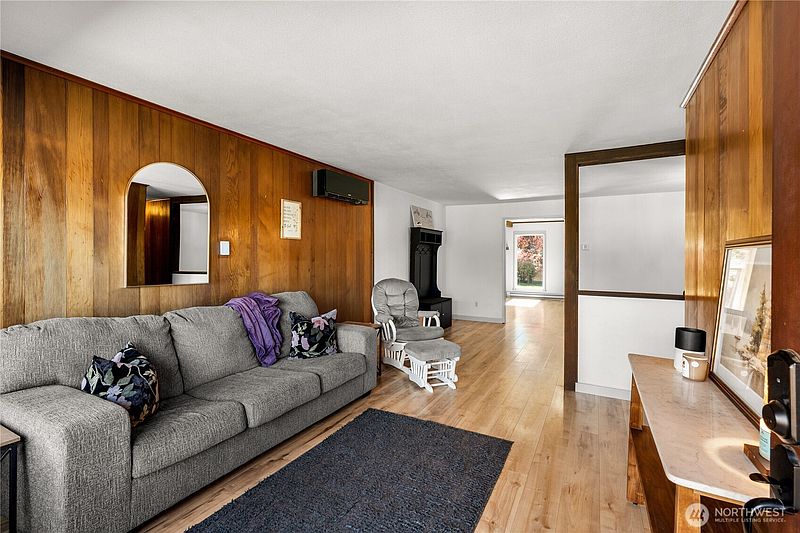 2nd image of 902 Waverly Court