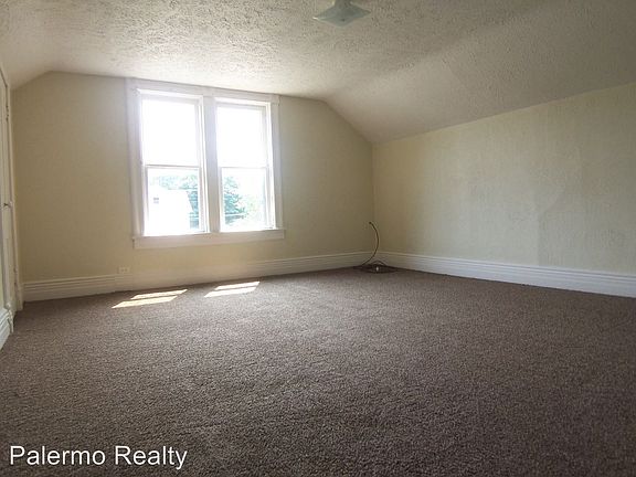 4th image of 814 E 10th St APT 3