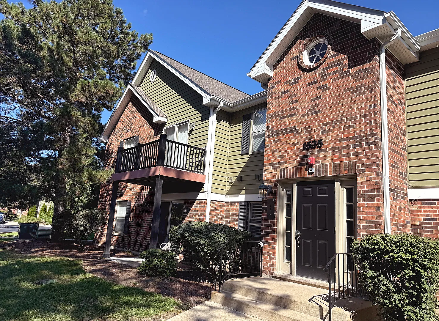 2 bed, 966 sqft, $1,800 — Photo 1