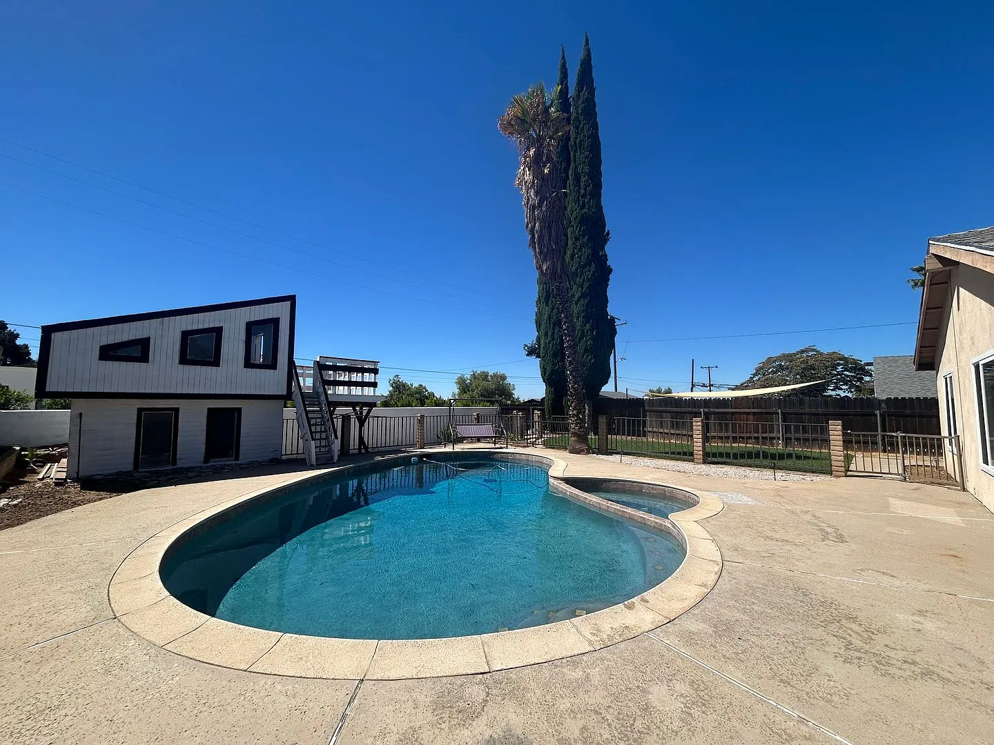 4 Bedroom 2 Bathroom Home with Pool & Spa in Yucaipa, Ca. — Photo 4