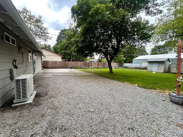 1927 E Marshall Ave — Photo 20
