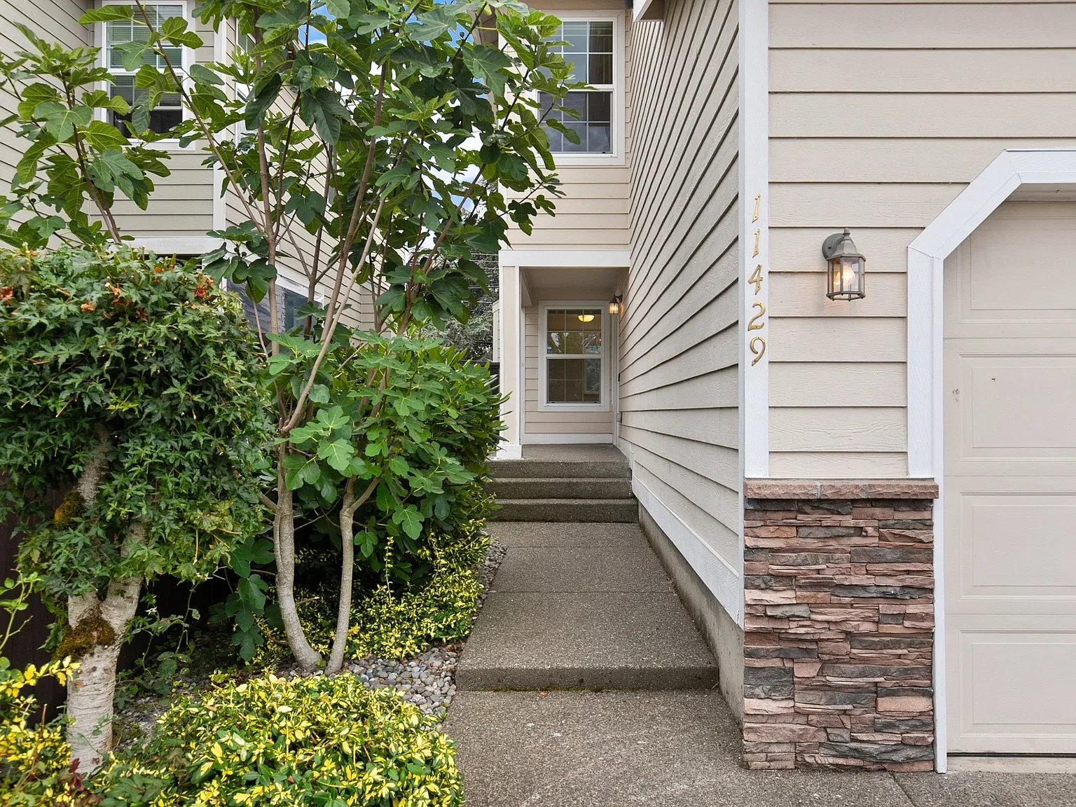 4 bed, 2.5 bath, 1714 sqft, $3,150 — Photo 2