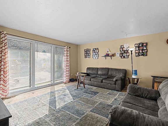 3rd image of 902 S Calvin Rd