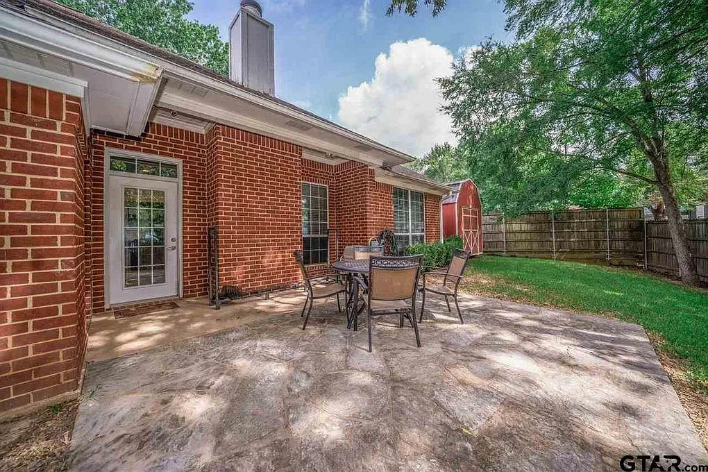 3 bed, 2093 sqft, $2,345 — Photo 2