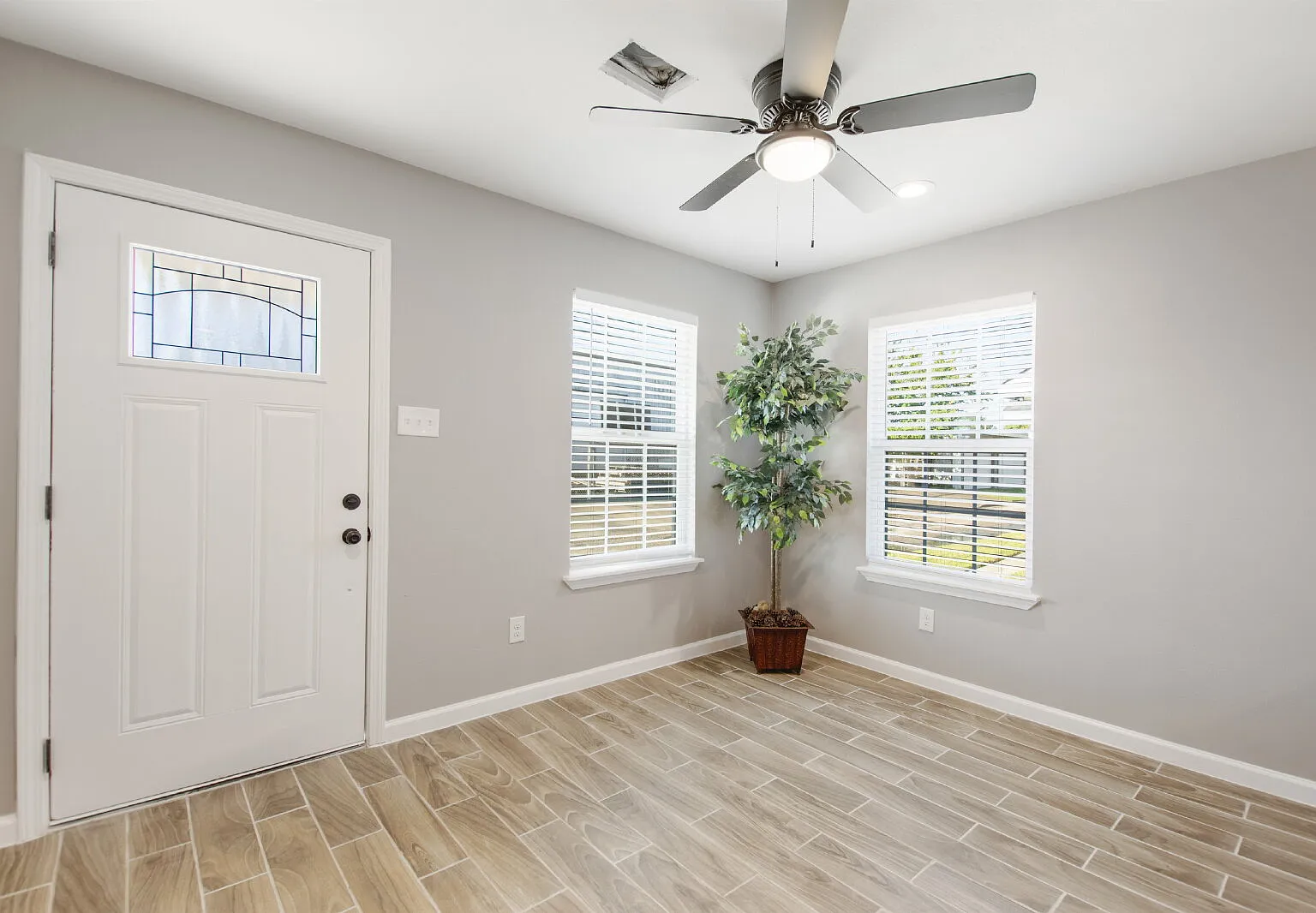 2 bed, 1.0 bath, 560 sqft, $1,350 — Photo 2