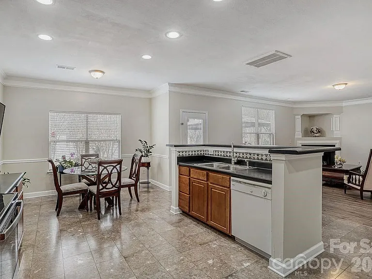 13622 Stringfellow Ln — Photo 5