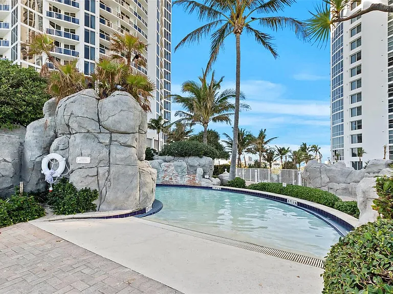 18001 Collins Ave #ID1227546P — Photo 17