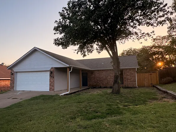 213 N Buffalo Grove Rd, Fort Worth, TX 76108