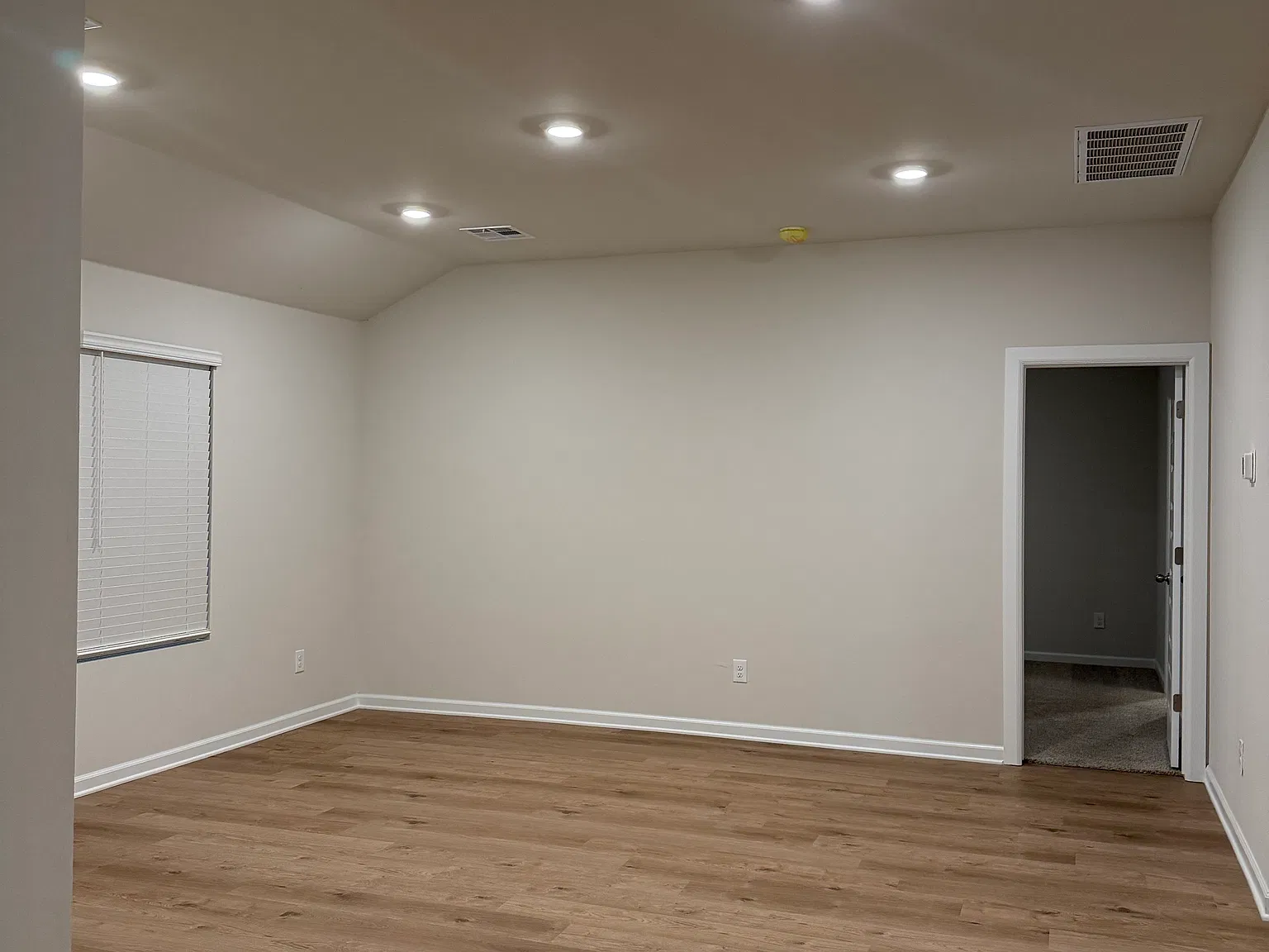 4 bed, 1796 sqft, $1,950 — Photo 4