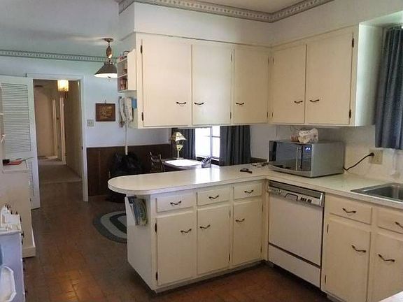 Kitchen w/B'Fast Area