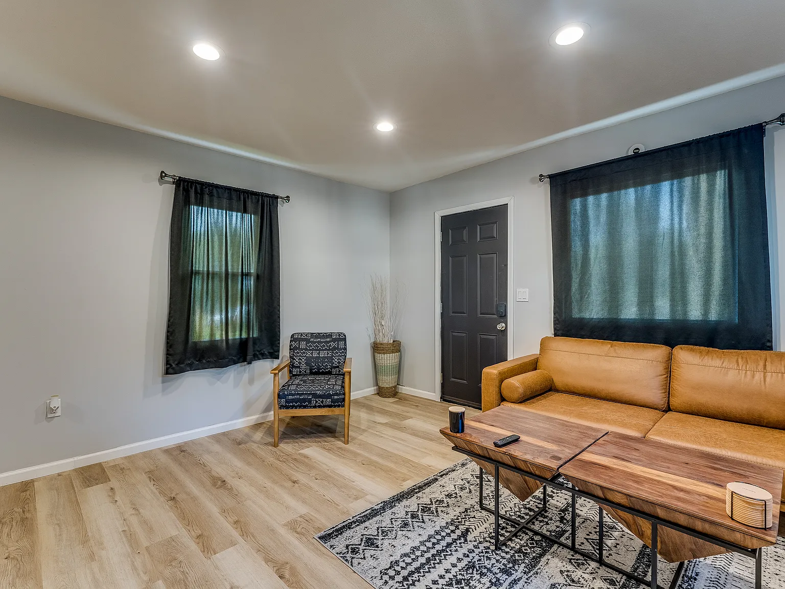 110 E Osborne St — Photo 4
