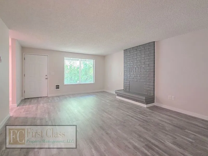 3 bed, 2.0 bath, 1084 sqft, $2,595 — Photo 2
