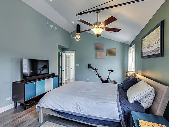 3rd image of 3452 N Leavitt St #2