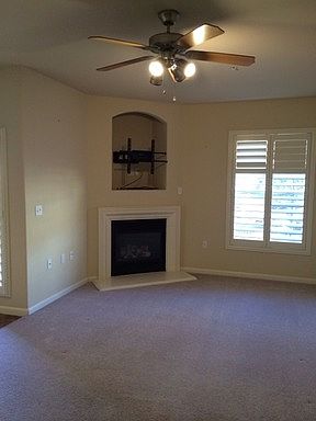 Living room w/gas log firepl