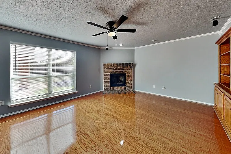 4 bed, 2.5 bath, 2700 sqft, $2,800 — Photo 2