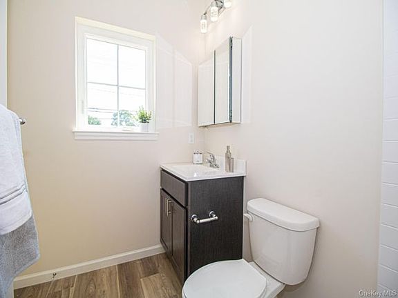 5th image of 111 Ashley Ct