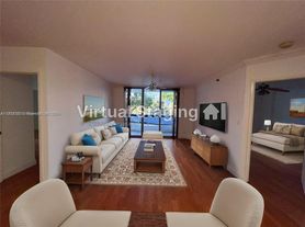 3600 Mystic Pointe Dr