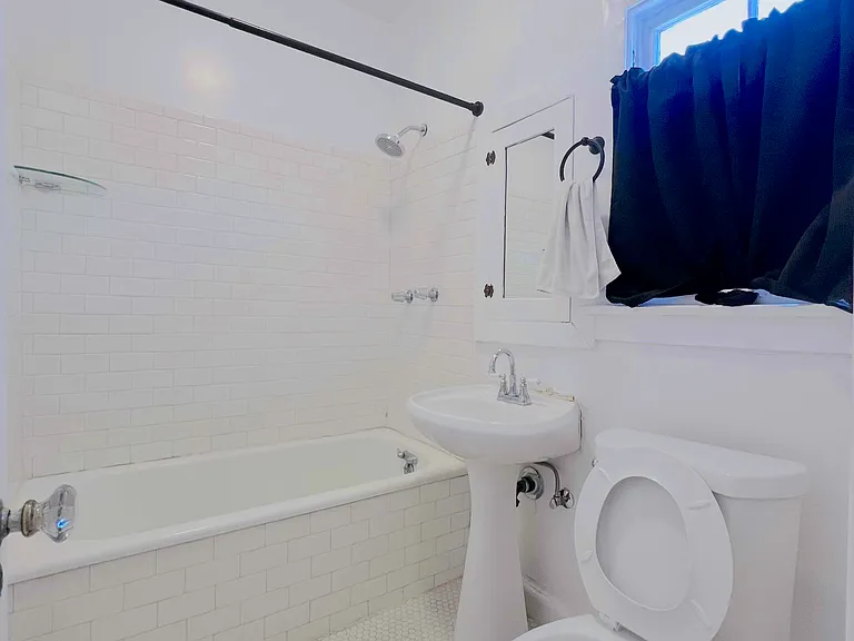 2028 N Beachwood Dr #103 — Photo 13