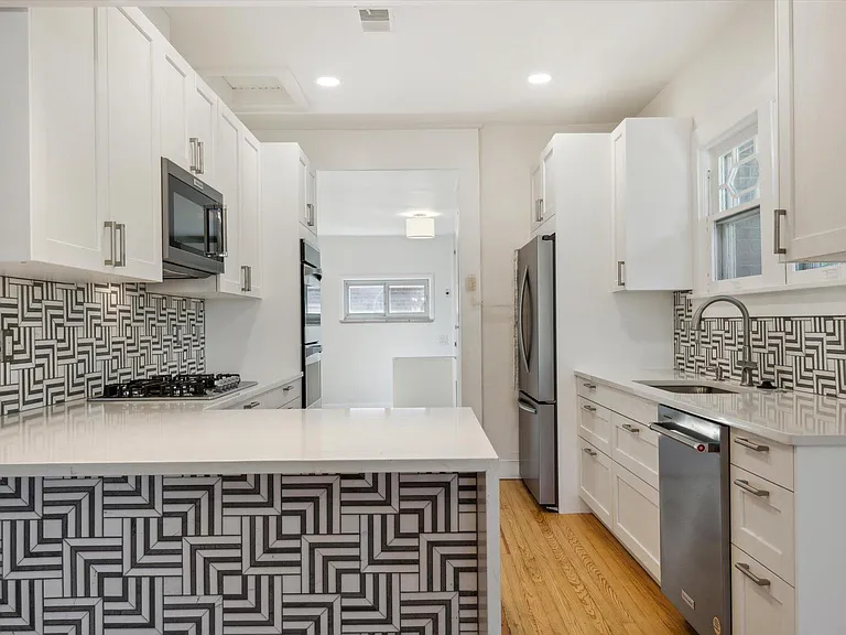 2644 Cherry St — Photo 3