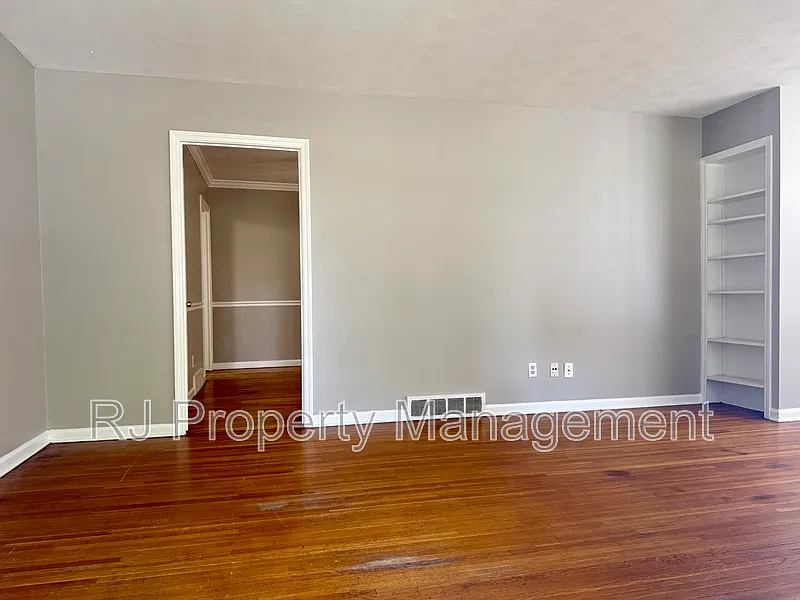 4 bed, 2.0 bath, 2061 sqft, $1,395 — Photo 3