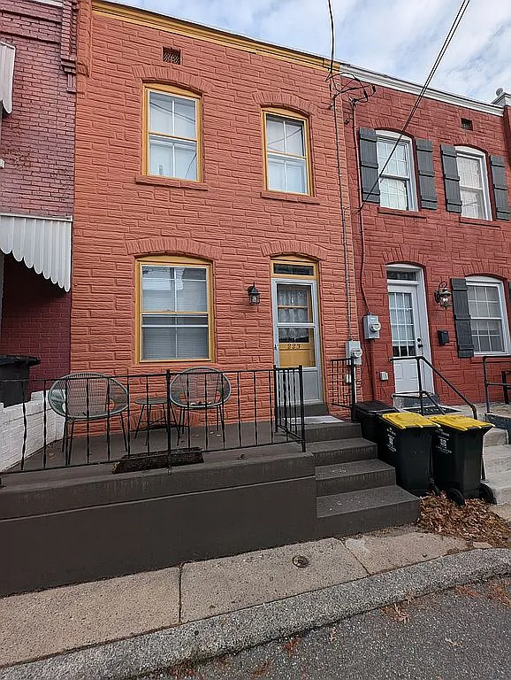 223 E Madison St photo 1
