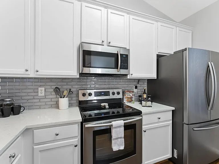 1108 Vermillion Dr — Photo 9