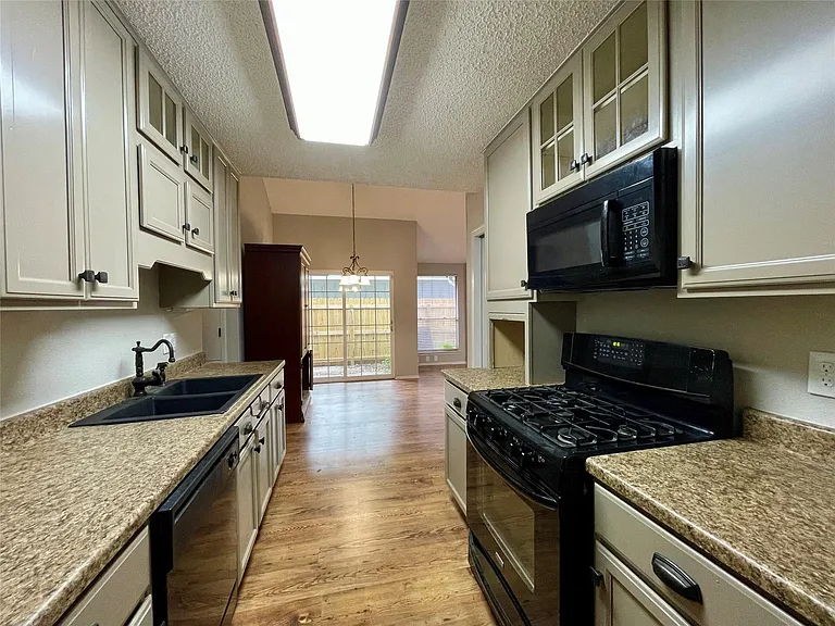 13703 Carsa Ln — Photo 8