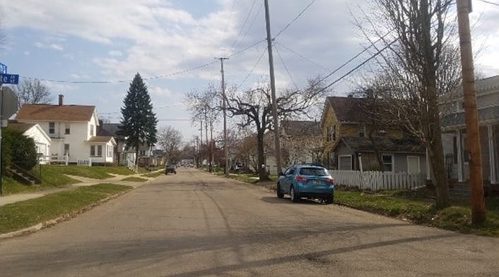 2nd image of 816 11th St NE