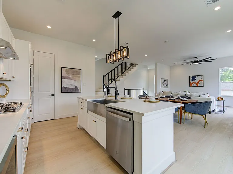 2310 Reinerman St — Photo 8