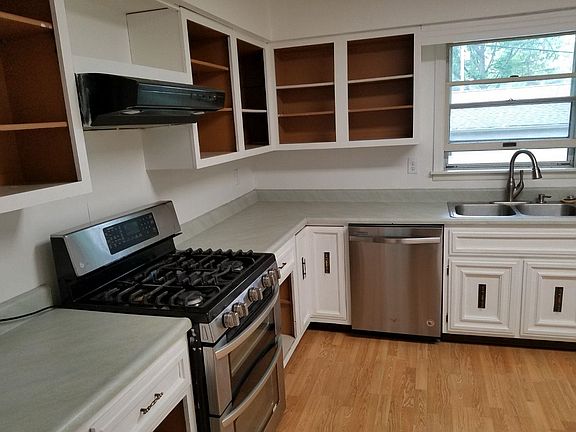 2nd image of 3903 Bloomingdale Ave