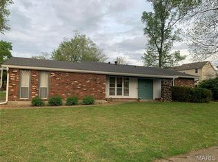 900 Broadhurst Dr, Ballwin, MO 63021