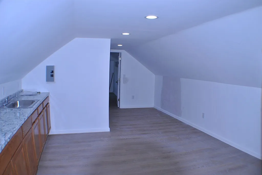 2 bed, 1.0 bath, 860 sqft, $2,500 — Photo 3