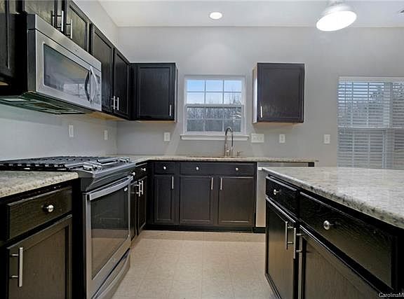3rd image of 905 Southridge Dr