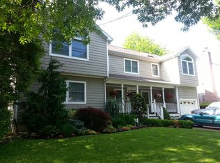 55 Smith St, Lynbrook, NY 11563
