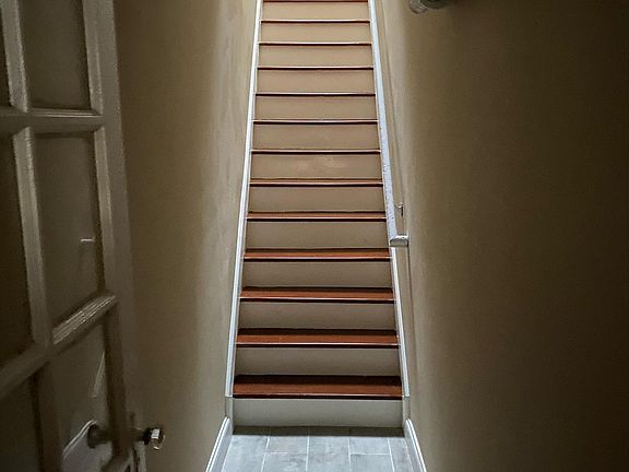 Front entrance steps leading up to unit