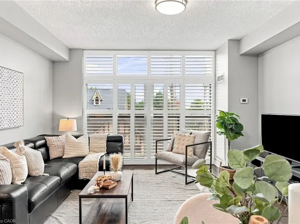 427 Aberdeen Ave #105, Hamilton, ON L8P 2S4