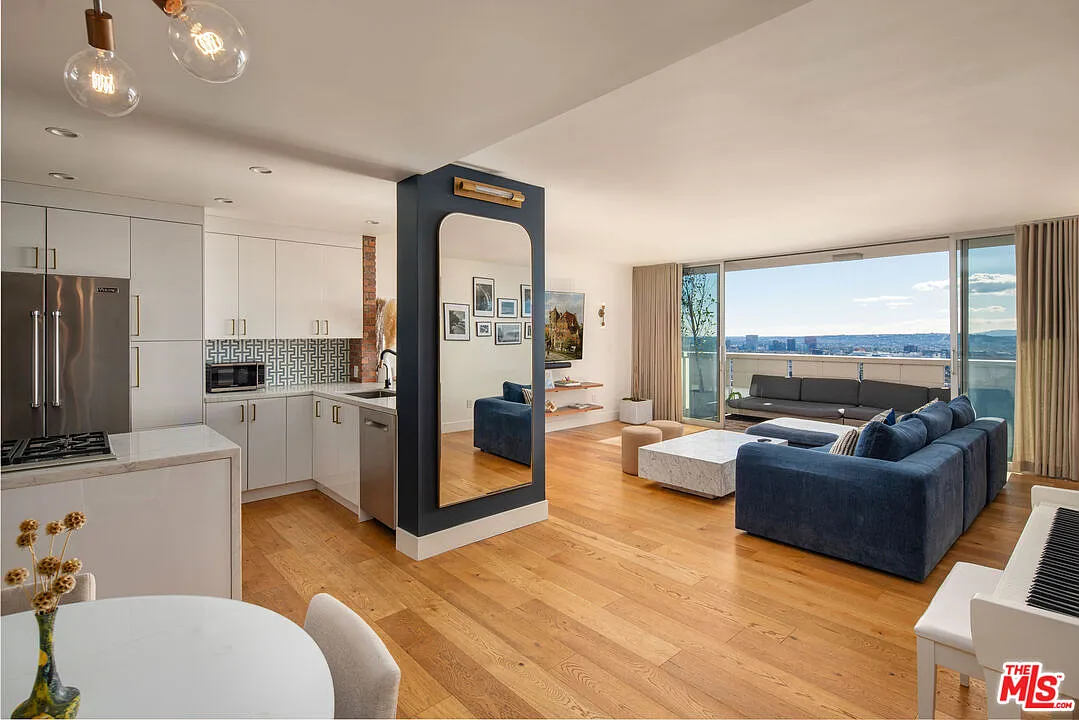 1 bed, 1.0 bath, 1090 sqft, $7,950 — Photo 2