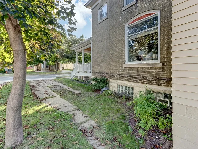 511 W Wisconsin St — Photo 45