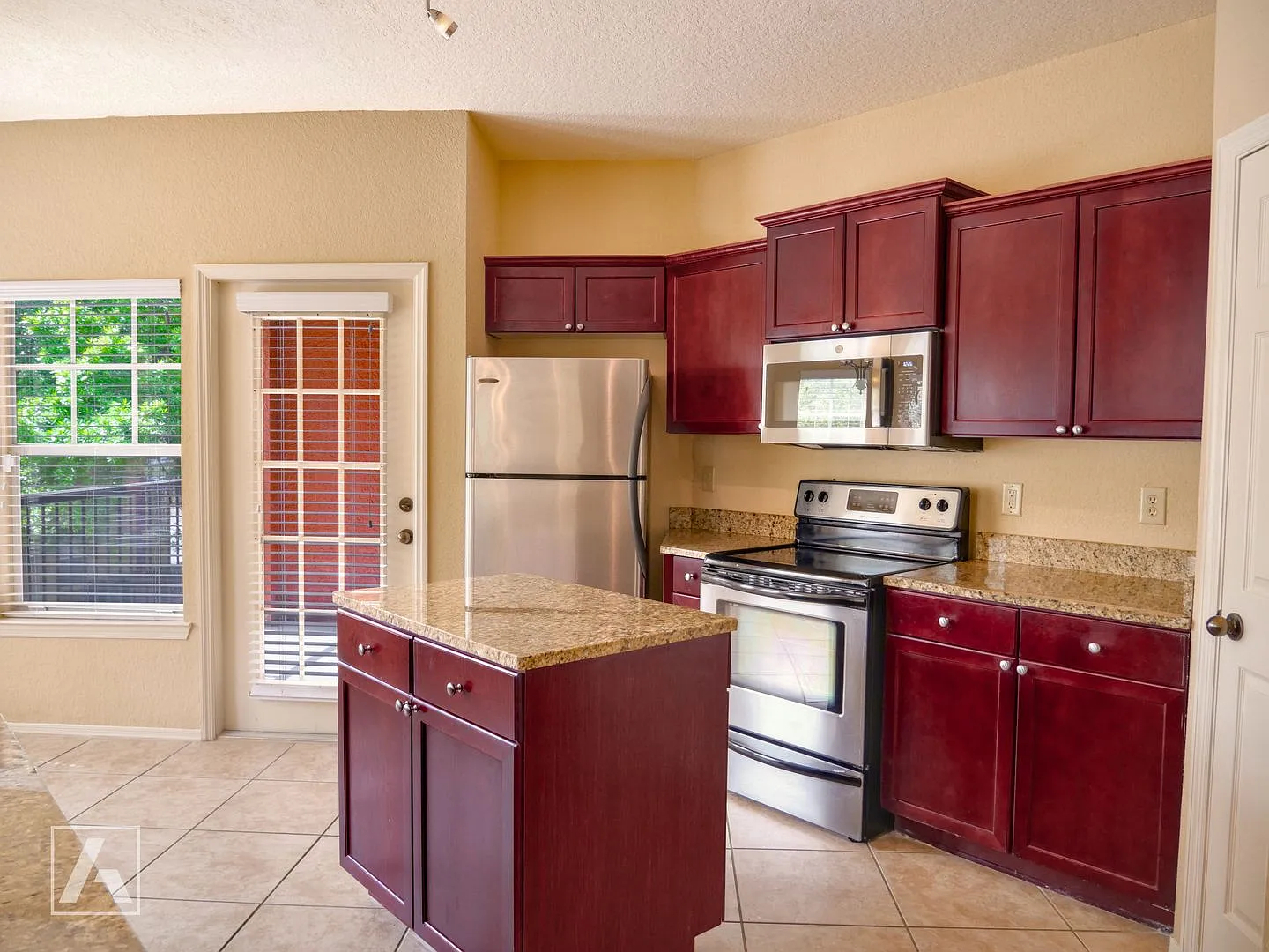 Inviting 3 Bed 2 Bath Gated Spacious Condo in Lake Mary, FL near Heathrow — Photo 2