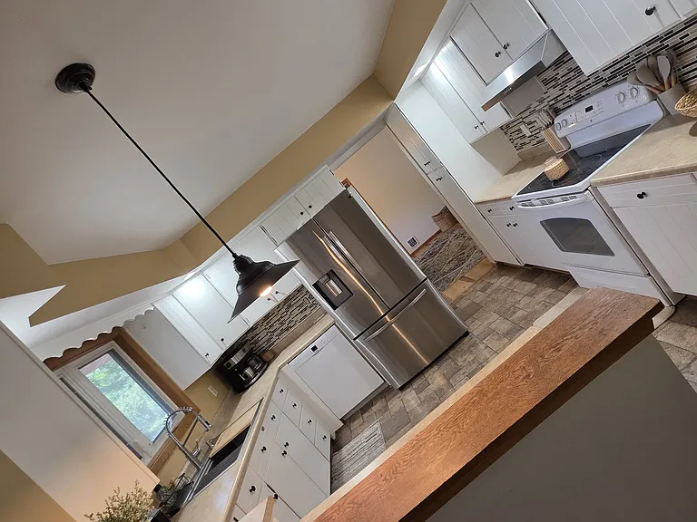 1102 Elm St — Photo 5