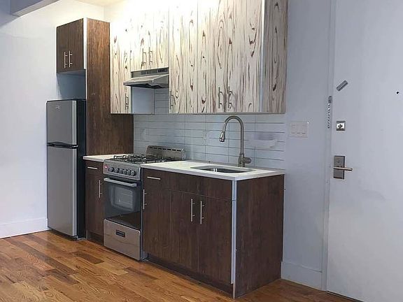 3rd image of 2360 Pacific St #2