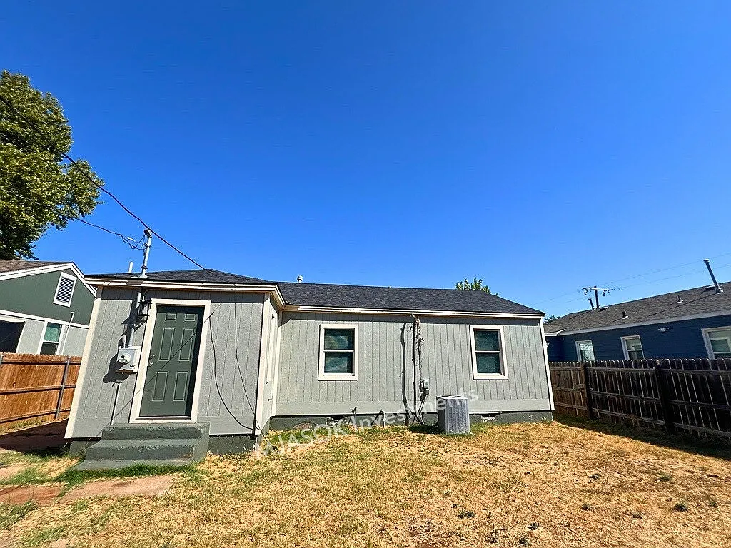 3 bed, 1.0 bath, 970 sqft, $925 — Photo 3