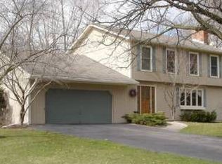 2S514 Iroquois Ct W, Warrenville, IL