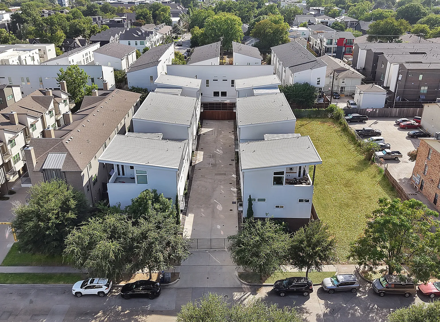 3 bed, 3.5 bath, 2018 sqft, $4,500 — Photo 3