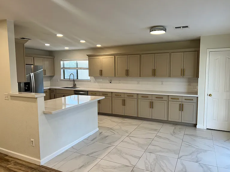 3728 E Liberty Ln — Photo 6