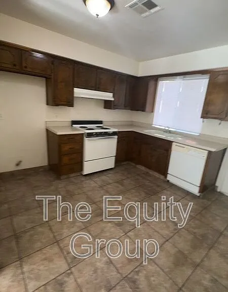 2728 S Sallee Ct — Photo 5