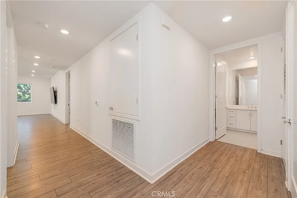 2 bed, 2.5 bath, 1821 sqft, $5,800 — Photo 3